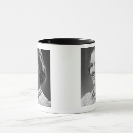 Girl Posing in Studio Mok (Midden)