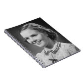 Girl Posing in Studio Notitieboek (Rechterzijde)