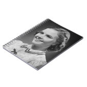 Girl Posing in Studio Notitieboek (Linkerzijde)