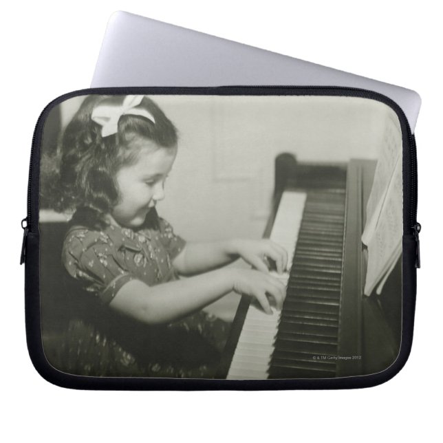 Girl Pplay Piano Laptop Sleeve (Voorkant)