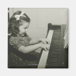 Girl Pplay Piano Magneet