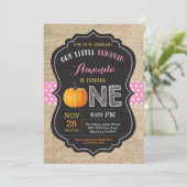 Girl Pumpkin First Birthday Invitation Burlap Kaart (Staand voorkant)