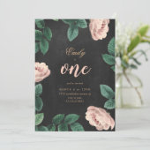 Girl Roos First Birthday Invitation Chalkboard Kaart (Staand voorkant)