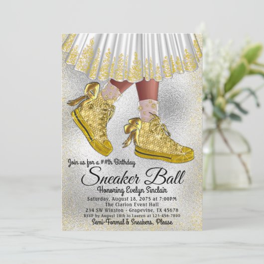 Girl Sneaker Ball Birthday Party Invitation Kaart (Staand voorkant)