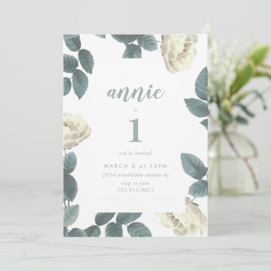 Girl White en Green First Birthday Invitation Kaart (Staand voorkant)