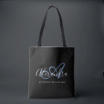 Girlige denim blauwe elegante script naammonogram tote bag<br><div class="desc">Personaliseer uw mooie, met monogram bedrukte trendy zwarte boodschappentas! De onderstaande tekst kan worden aangepast aan uw gewenste zin of zelfs uw volledige naam; u kunt deze ook verwijderen als u dat liever hebt. Als u hulp nodig hebt, neem dan contact met ons op via belytaliarecipes@gmail.com, wij helpen u graag...</div>