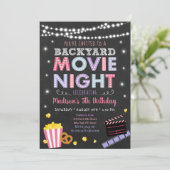Girls Backyard Movie Night Birthday Uitnodiging (Staand voorkant)