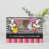 Girls Custom Little Stinker Skunk Birthday Invite Kaart (Staand voorkant)