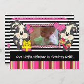 Girls Custom Little Stinker Skunk Birthday Invite Kaart (Voorkant / Achterkant)