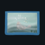 Girls Cute Blue onder het Zee Ocean Seal Kinder Drievoud Portemonnee<br><div class="desc">Deze schattige en luie kinder portemonnee is voorzien van een afbeelding van zeehonden met vis, zeewier en een blauwe achtergrond van golven van zeeen. Er is ook ruimte op het kussen om u eigen aanpassing toe te voegen: een naam in whimsical typografie. Het perfecte grillige geschenk onder het zee voor...</div>