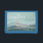 Girls Cute Blue onder het Zee Ocean Seal Kinder Drievoud Portemonnee<br><div class="desc">Deze schattige en luie kinder portemonnee is voorzien van een afbeelding van zeehonden met vis, zeewier en een blauwe achtergrond van golven van zeeen. Er is ook ruimte op het kussen om u eigen aanpassing toe te voegen: een naam in whimsical typografie. Het perfecte grillige geschenk onder het zee voor...</div>