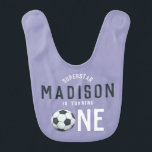 Girls Cute en Fun Paarse Soccer 1st Birthday Baby Slabbetje<br><div class="desc">Deze schattige en leuke babybib van de eerste verjaardag is voorzien van een paars sportontwerp, met een voetbal en "superstar ___ draait er een", zodat je je meisjesnaam kunt toevoegen. Op de achterkant van de bib is een patroon voorzien van een football, voetbal, tennisracket en bal, trofee, basketbal en sterren....</div>