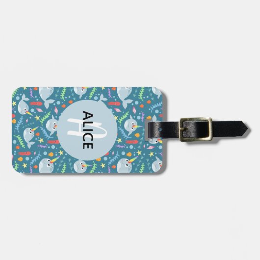 Girls Cute Narwhal Pattern Monogram Name Kinder Bagagelabel (Voorkant horizontaal)