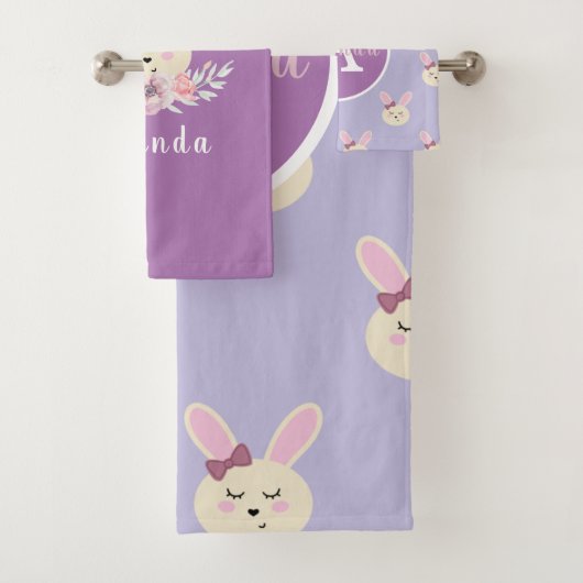 Girls Cute Paars Bunny Rabbit Monogram Patroon Bad Handdoek (Insitu)