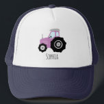 Girls Cute Paarse Boerderij Tractor en Name Kinder Trucker Pet<br><div class="desc">Deze schattige en moderne kinder vrachtwagenchauffeur heeft een paarse boerderij tractor cartoon en ruimte om je meisjesnaam toe te voegen. Het perfecte cadeau voor elke trekker die van kleine boer houdt!</div>