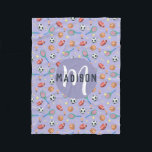 Girls Cute Paarse Football Basketball Sports Kinde Fleece Deken<br><div class="desc">Deze schattige paarse kinder vlootsdeken heeft een sportpatroon met een football,  voetbal,  tennisracket en bal,  trofee,  basketbal en sterren. De deken kan gepersonaliseerd worden met je meisjesnaam en monogram. Het perfecte cadeau voor elke sportliefhebber!</div>