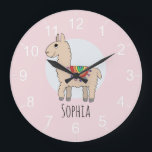 Girls Cute Pink Rainbow Llama en Name Kinder Grote Klok<br><div class="desc">Deze schattige en trendy roze meisjesklok kenmerkt een voortreffelijke,  handgetekende regenbooglamp cartoon. Dit mooie ontwerp biedt ook een plek waar je een naam kunt toevoegen. Het perfecte lama-ontwerp voor elke kamer van het kind of babycrèche!</div>