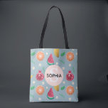 Girls Cute Tropical Summer Fruit Pattern Kinderen Tote Bag<br><div class="desc">Dit schattige en moderne kinder ontwerp van de canvas tas kenmerkt een tropisch zomerspatroon met sinaasappels, watermeloenen, kiwi, granaatappels, bloemen en bananen. Er is ook ruimte voor u om uw meisjesnaam en monogram in een mooie doopvont toe te voegen. De perfecte fruitgeoriënteerde toevoeging aan de schoolbenodigdheden van je kleine, of...</div>