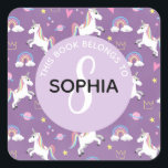 Girls Cute Unicorn Pattern en Name Kinder Bookplat Vierkante Sticker<br><div class="desc">Dit schattige monogramme kinder 'dit boek behoort tot' de sticker van de boekplaat bevat een eenhoorn patroon,  met een planeet,  sterren,  kroon,  regenboog en harten,  en kan gepersonaliseerd worden met je meisjesnaam en initiaal. De perfecte paarse magische toevoeging aan je kinder schoolspullen.</div>