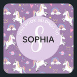 Girls Cute Unicorn Pattern en Name Kinder Bookplat Vierkante Sticker<br><div class="desc">Dit schattige monogramme kinder 'dit boek behoort tot' de sticker van de boekplaat bevat een eenhoorn patroon,  met een planeet,  sterren,  kroon,  regenboog en harten,  en kan gepersonaliseerd worden met je meisjesnaam en initiaal. De perfecte paarse magische toevoeging aan je kinder schoolspullen.</div>