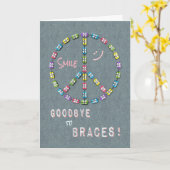 Girls Goodbye Braces Gefeliciteerd Vredesteken Kaart (Gele Bloem)