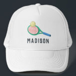 Girls Modern Sporty Tennis Kinder Trucker Pet<br><div class="desc">Deze schattige en moderne vrachtwagenchauffeur heeft een tennisracket en een kogelafbeelding en ruimte om je meisjesnaam toe te voegen. Ideaal voor sportliefhebbers of geschenk voor een ontluikende atleet. Geweldig voor kinderen of volwassenen,  het perfecte tennisbuscadeau!</div>