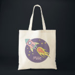 Girl's Paarse Cute Rocket Space Galaxy Tote Bag<br><div class="desc">Deze schattige paarse kinder canvas tas is voorzien van een prachtig en kleurrijk handgetrokken raketschip in de ruimte. Het ontwerp biedt ook een plek waar je je meisjesnaam kunt toevoegen. Ideaal voor elke peuter of kind, of voor een nieuwe moeder om als luidere tas te gebruiken!</div>