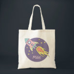 Girl's Paarse Cute Rocket Space Galaxy Tote Bag<br><div class="desc">Deze schattige paarse kinder canvas tas is voorzien van een prachtig en kleurrijk handgetrokken raketschip in de ruimte. Het ontwerp biedt ook een plek waar je je meisjesnaam kunt toevoegen. Ideaal voor elke peuter of kind, of voor een nieuwe moeder om als luidere tas te gebruiken!</div>