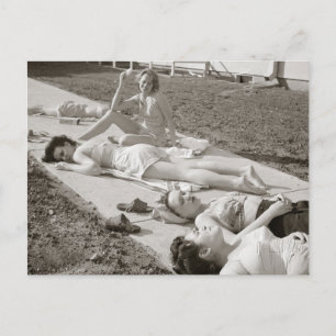 Girls Sunbathing, 1943 Briefkaart