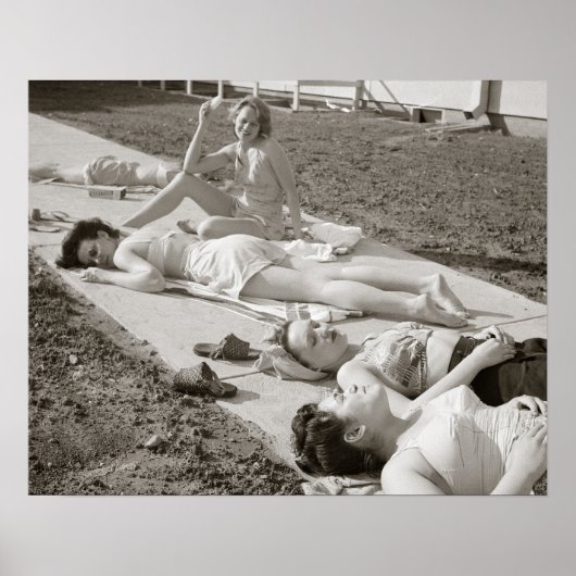 Girls Sunbathing, 1943. foto Poster (Voorkant)