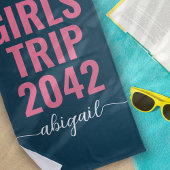 Girls' Trip 2024 Blauw Roze Kalligrafie Monogram Strandlaken