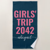 Girls' Trip 2024 Blauw Roze Kalligrafie Monogram Strandlaken (Voorkant)