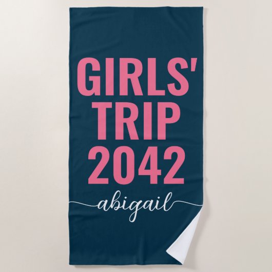 Girls' Trip 2024 Blauw Roze Kalligrafie Monogram Strandlaken (Voorkant)