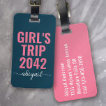 Girl's Trip Blauw Roze Kalligrafie Monogram Bagagelabel<br><div class="desc">Versterk uw bagage met dit persoonlijke ontwerp dat perfect is voor reizigers</div>