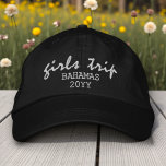 Girls Trip Moderne Script Typografie Persoonlijk Geborduurde Pet<br><div class="desc">Girls Trip Moderne Script Typografie Persoonlijke Geborduurde Honkbalpet heeft de eenvoudige moderne geborduurde tekst "Girls Trip" met uw persoonlijke locatie en datum of jaar. Perfect voor je volgende meidenreis. Gemaakt door Evco Studio www.zazzle.com/store/evcostudio</div>