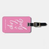 Girls Trip | Trendy Script op roze en QR-code Bagagelabel (Voorkant horizontaal)