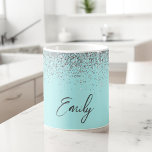 Girly Aqua Blue Blauwgroen Glitter Sparkle Koffiemok<br><div class="desc">Aqua Blue - Blauwgroen Sparkle Glitter geborsteld Metaal Monogram Naam en Initiaal Koffiebeker of Mok. Dit maakt de perfecte liefhebbende 16 verjaardag,  bruiloft,  vrijgezellenfeest,  verjaardagsdag,  baby shower of vrijgezellenfeest voor iemand die van luxe glam en stijl houdt.</div>