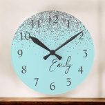 Girly Aqua Blue Silver Glitter Monogram Ronde Klok<br><div class="desc">Girly Aqua Blue en Silver Sparkle Glitter Borhed Script Monogram Name Clock. Dit maakt de perfecte liefhebbende 16 verjaardag,  bruiloft,  vrijgezellenfeest,  verjaardagsdag,  baby shower of vrijgezellenfeest voor iemand die van luxe glam en stijl houdt.</div>