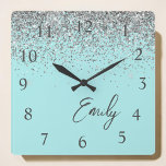 Girly Aqua Blue Silver Glitter Monogram Vierkante Klok<br><div class="desc">Girly Aqua Blue - Silver Sparkle Glitter Script Monogram Name Clock. Dit maakt de perfecte liefhebbende 16 verjaardag,  bruiloft,  vrijgezellenfeest,  verjaardagsdag,  baby shower of vrijgezellenfeest voor iemand die van luxe glam en stijl houdt.</div>