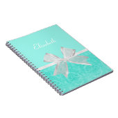 Girly Aqua Turquoise Damask White Ribbon met naam Notitieboek (Rechterzijde)