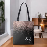 Girly Black Blush roze Rose Gold Glitter Monogram Tote Bag<br><div class="desc">Girly Black and Pink Rose Gold en Blush Pink Faux Sparkle en Glitter Elegant Monogram Book Bag. Deze Book Bag kan worden aangepast om uw initiaal en voornaam op te nemen en wordt gegeven als cadeau voor Kerstmis,  Sweet 16 Birthday,  Vrijgezellenfeest of een bruiloft.</div>