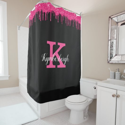Girly Black Hot Pink Glitter Drift Monogram Naam Douchegordijn (In situ)