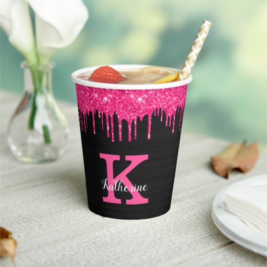 Girly Black Hot Pink Glitter Drift Monogram Papieren Bekers (Insitu)