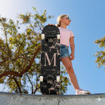 Girly Black Marble Roos Gold Foil Monogram Persoonlijk Skateboard<br><div class="desc">Girly Black Marble Roos Gold Foil Monogram Skateboard met trendy coppery roos gold/roze op zwarte marmer en uw aangepast monogram. Ideaal voor je meisje,  luxe esthetiek.</div>