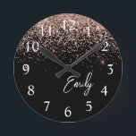 Girly Black Roos Gold Blush Pink Glitter Monogram Ronde Klok<br><div class="desc">Meisjes zwart en Roos goudroze roze glitter geborsteld Script monogram naamklok. Dit maakt de perfecte liefhebbende 16 verjaardag,  bruiloft,  vrijgezellenfeest,  verjaardagsdag,  baby shower of vrijgezellenfeest voor iemand die van luxe glam en stijl houdt.</div>