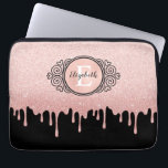 Girly Black Roos Gold Glitter Drieogrammen Laptop Sleeve<br><div class="desc">Een klein zwart en roos goudglitter druipt de laptophoes met een elegant rolmonogram. Pas het aan voor jezelf of voor een geschenk! Ontworpen voor jou door Blackberry Boulevard.</div>