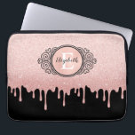 Girly Black Roos Gold Glitter Drieogrammen Laptop Sleeve<br><div class="desc">Een klein zwart en roos goudglitter druipt de laptophoes met een elegant rolmonogram. Pas het aan voor jezelf of voor een geschenk! Ontworpen voor jou door Blackberry Boulevard.</div>
