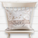 Girly Blush Marble Roos Gold Script Name Monogram Kussen<br><div class="desc">Een trendy, girale vormgeving met faux roos gouden marmer en schimere texturen, die tweemaal gepersonaliseerd zijn met de naam van het meisje over een faux geborsteld roos gouden streep: eerst elegant alle pet tekst, dan, in moderne, handgeschreven script typografie. Een mooi ontwerp, zeker, en hetzelfde op zowel voor als achter....</div>
