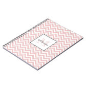 Girly Blush Pink Chevron Pattern met Monogram Notitieboek (Linkerzijde)