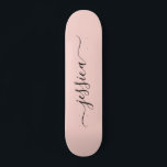 Girly blush roze elegant script name skateboard<br><div class="desc">Meisjes skateboard met een wazige roze achtergrond en een elegant,  handgeschreven script. Personaliseer met jouw naam.</div>